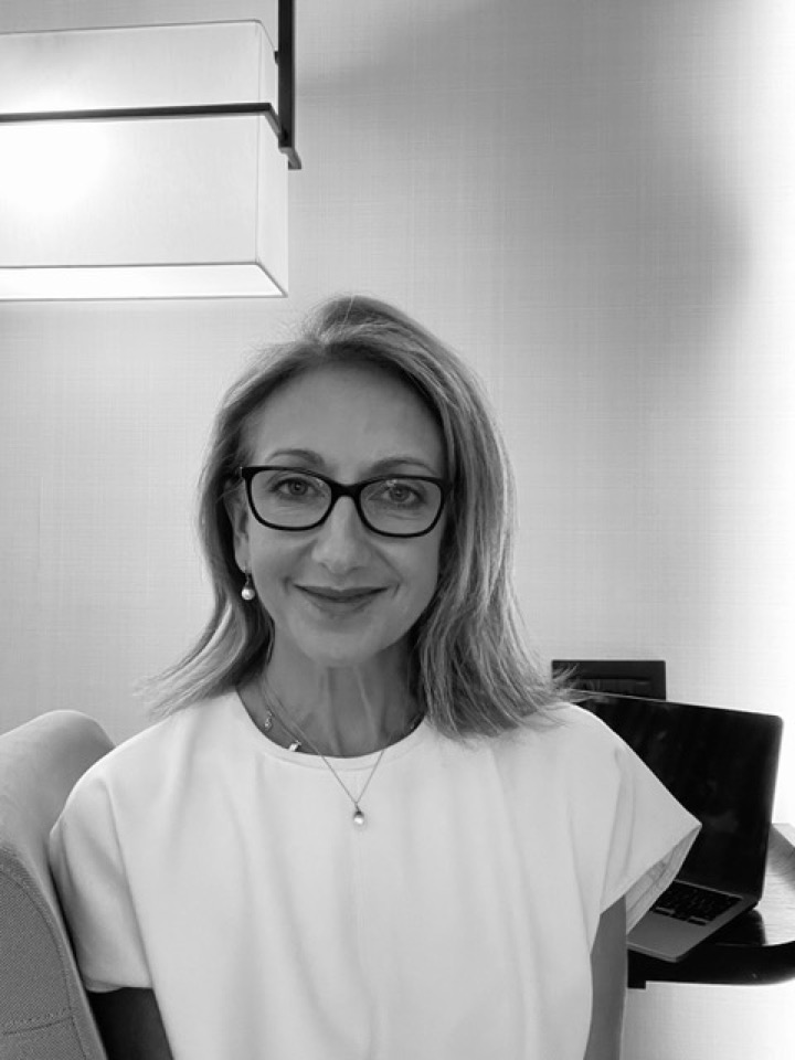 Miss Nicola (Niki) Petrie